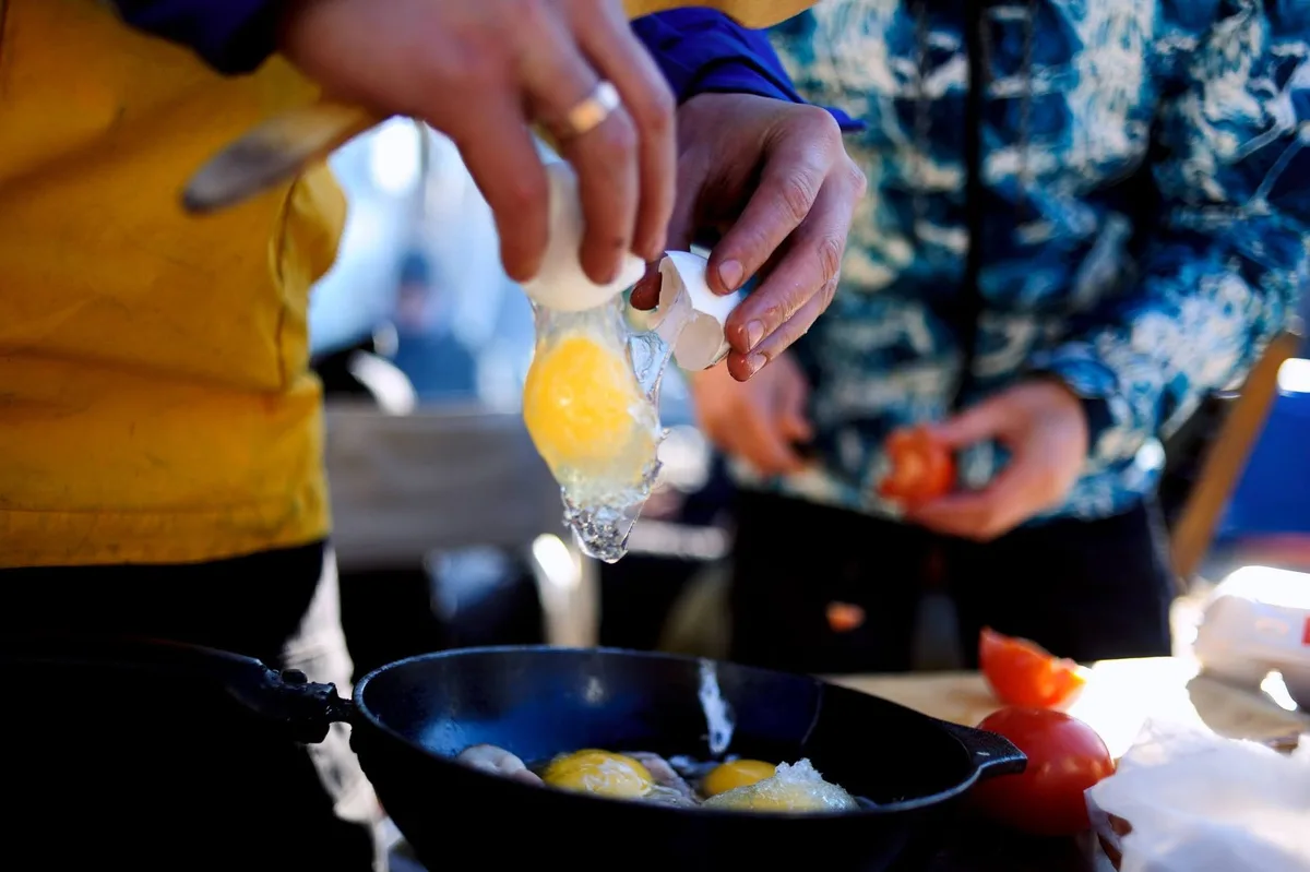 Egg shaking