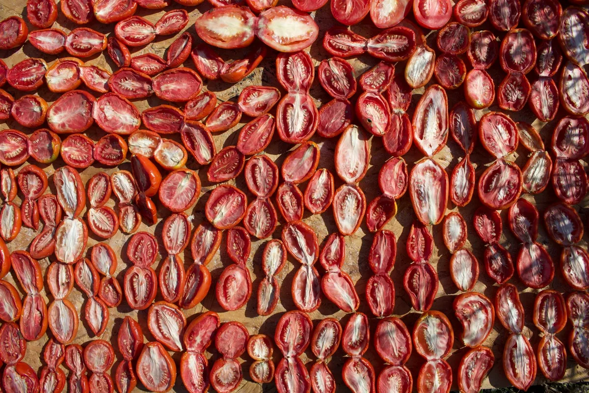 Rehydrating dry-packed tomatoes